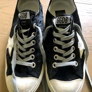 Black velvet Golden Goose sneakers w white star 🤍